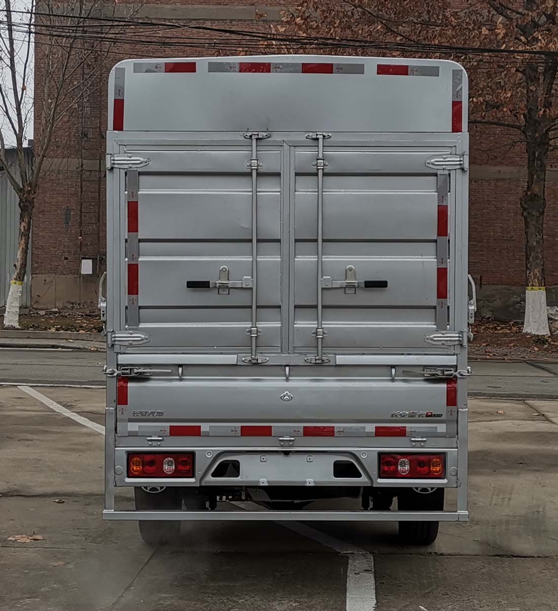 長(zhǎng)安牌SC5032CCYDFAT6倉(cāng)柵式運(yùn)輸車公告圖片