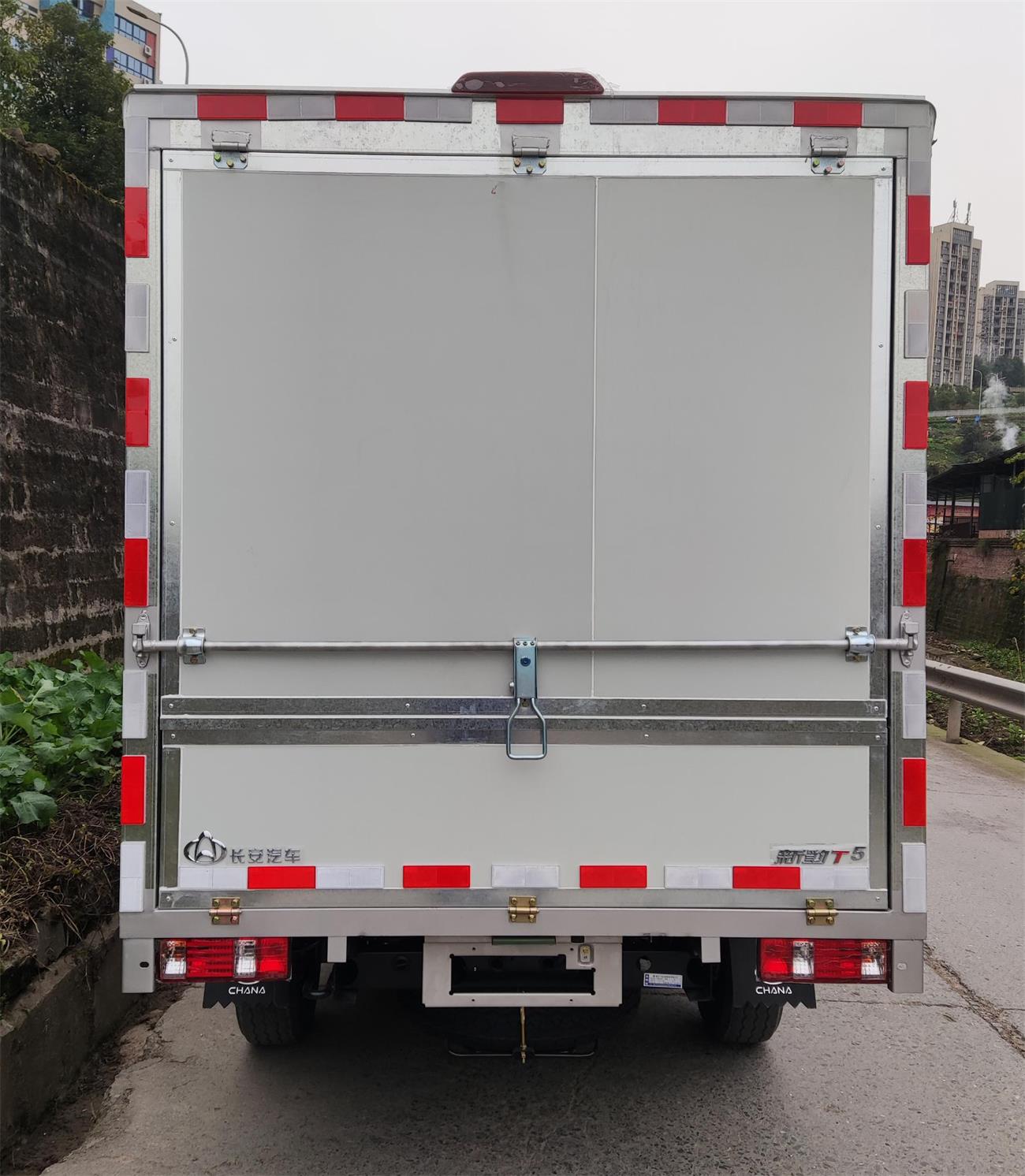 長(zhǎng)安牌SC5021XYKNAD6B3翼開(kāi)啟廂式車公告圖片