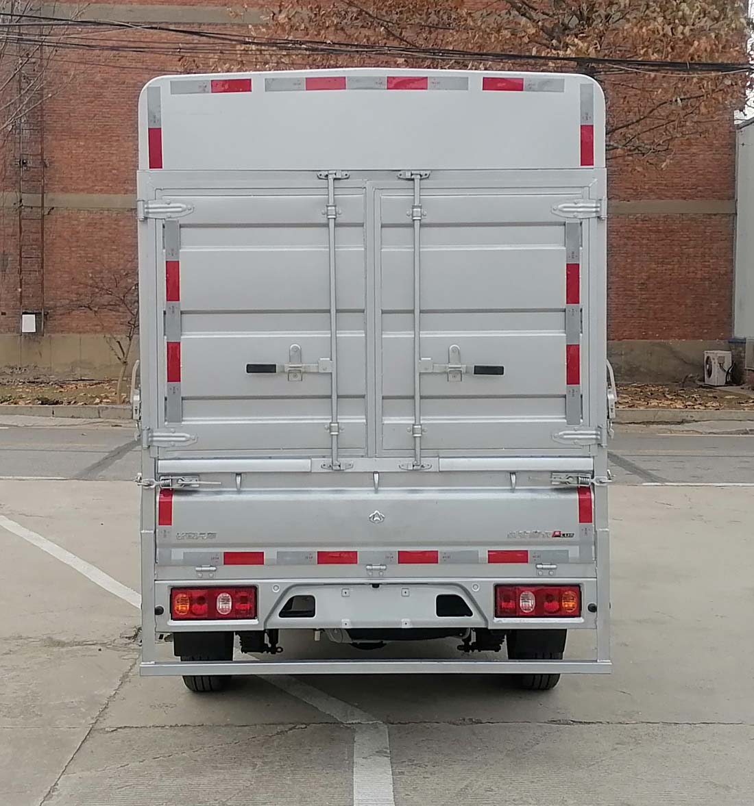 長(zhǎng)安牌SC5032CCYSFAE6倉(cāng)柵式運(yùn)輸車(chē)公告圖片