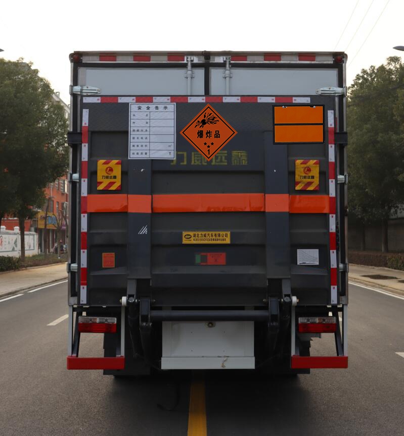 中汽力威牌HLW5100XQYEQ6爆破器材運(yùn)輸車公告圖片