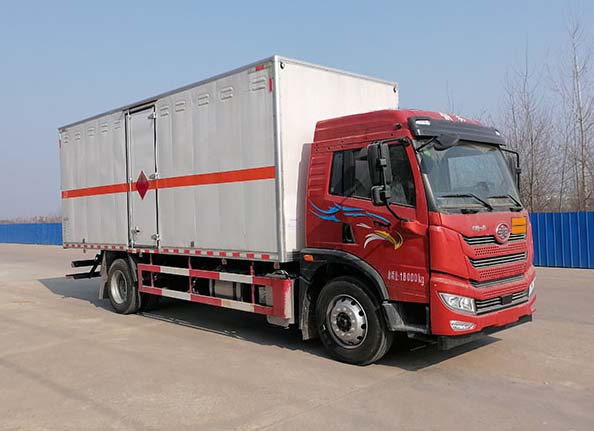 順風(fēng)智造牌SFZ5185XRYCA6易燃液體廂式運(yùn)輸車(chē)公告圖片