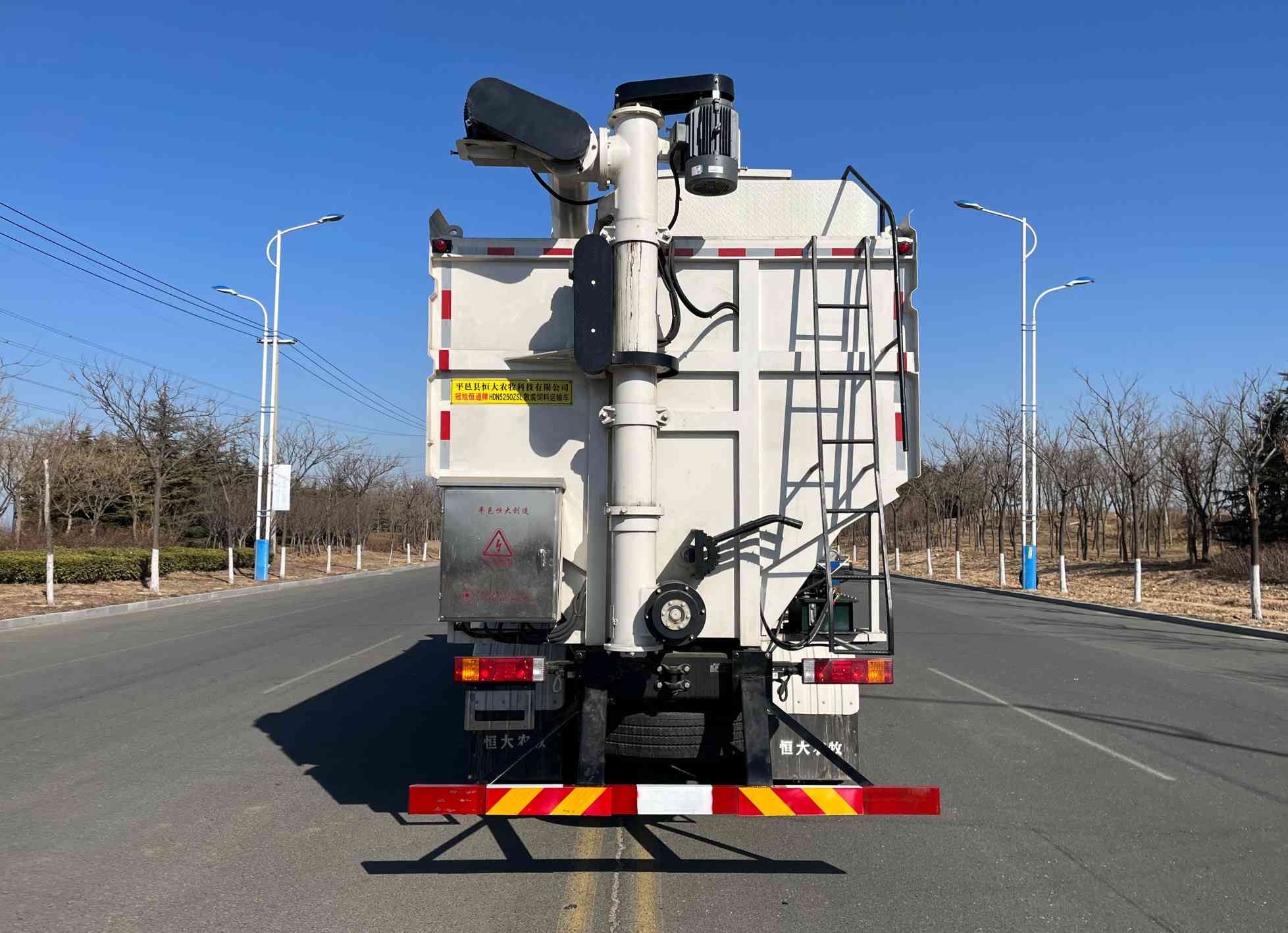 東匯牌HDN5250ZSL散裝飼料運輸車公告圖片