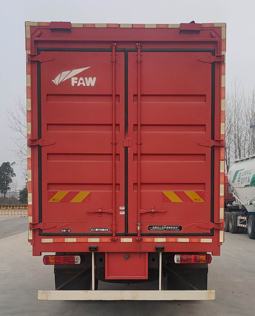 解放牌CA5180XYKP28K2L2E6A80翼開啟廂式車公告圖片