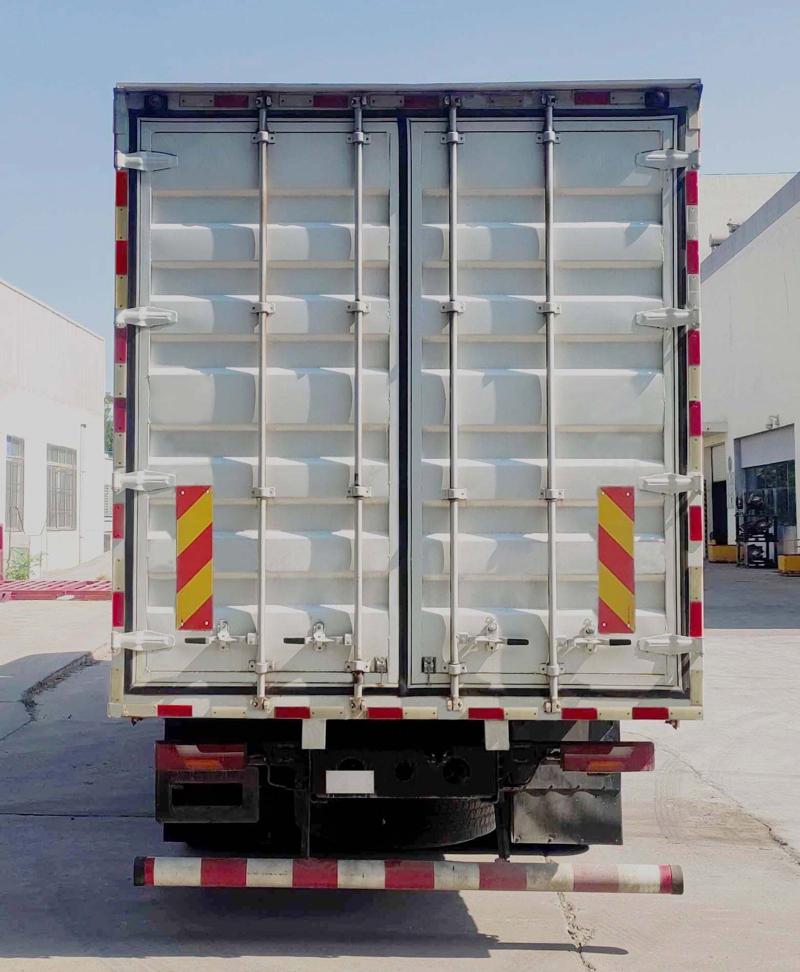 陜汽牌SX5319XXYGD456廂式運(yùn)輸車公告圖片