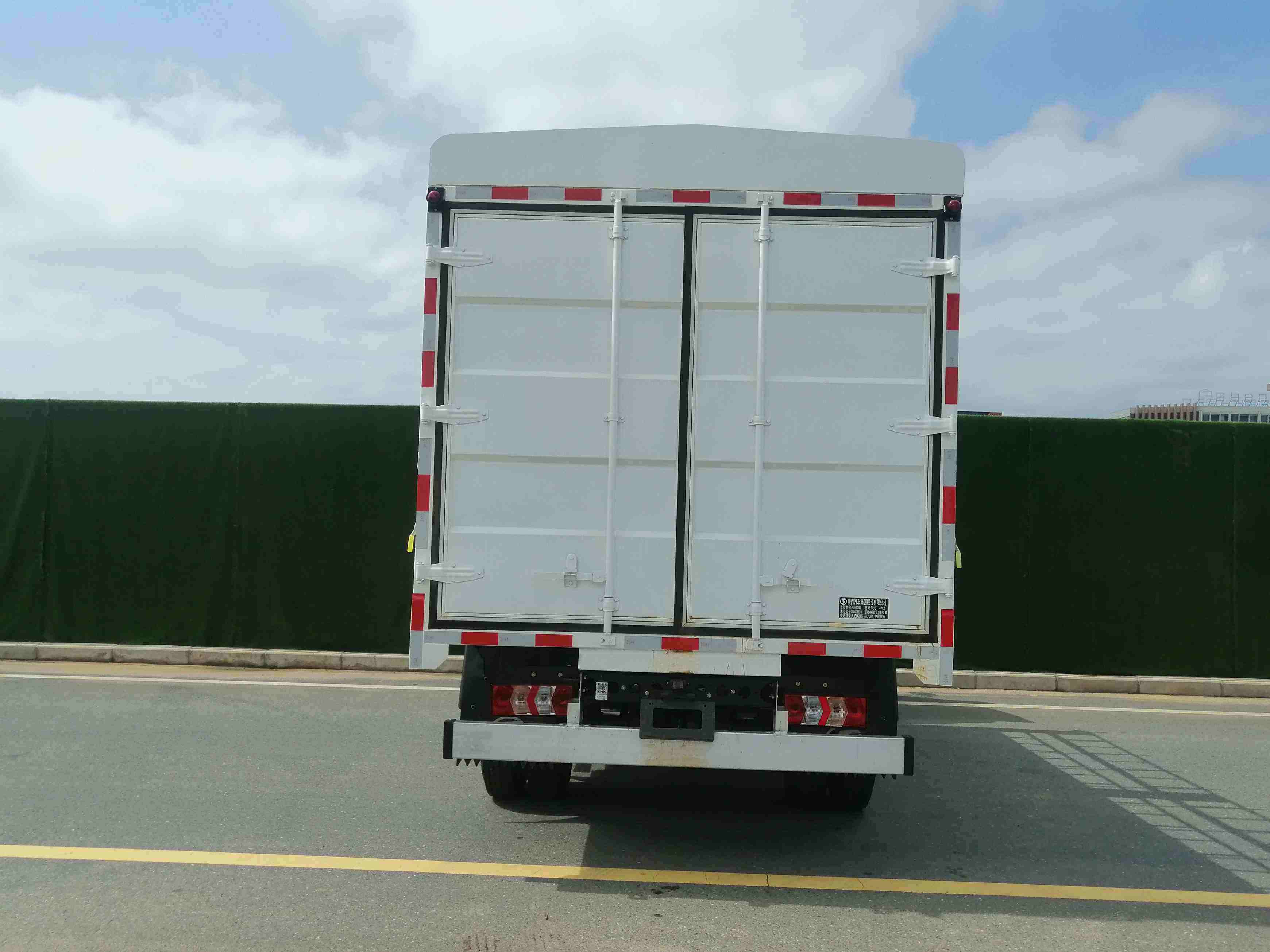 陜汽牌SX5044CCYBEV331N純電動(dòng)倉(cāng)柵式運(yùn)輸車公告圖片