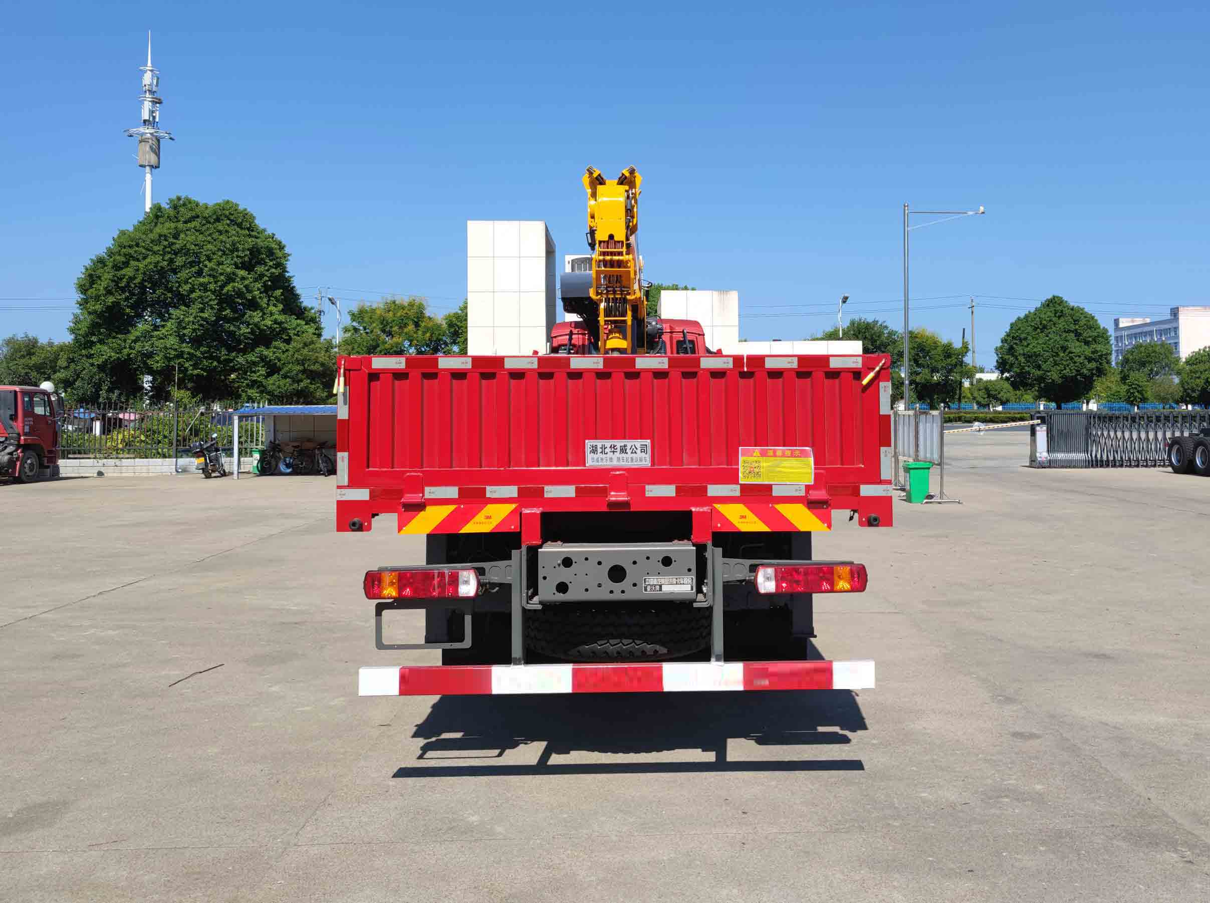 華威馳樂牌SGZ5310JSQZZ6T5隨車起重運(yùn)輸車公告圖片