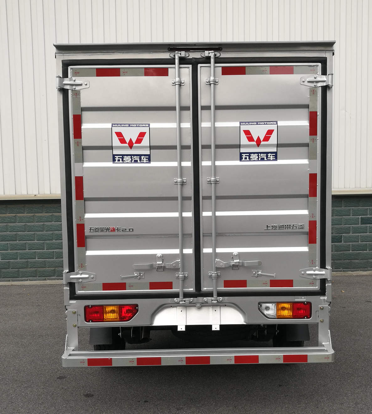 五菱牌LZW5028XXYGHUG廂式運(yùn)輸車公告圖片