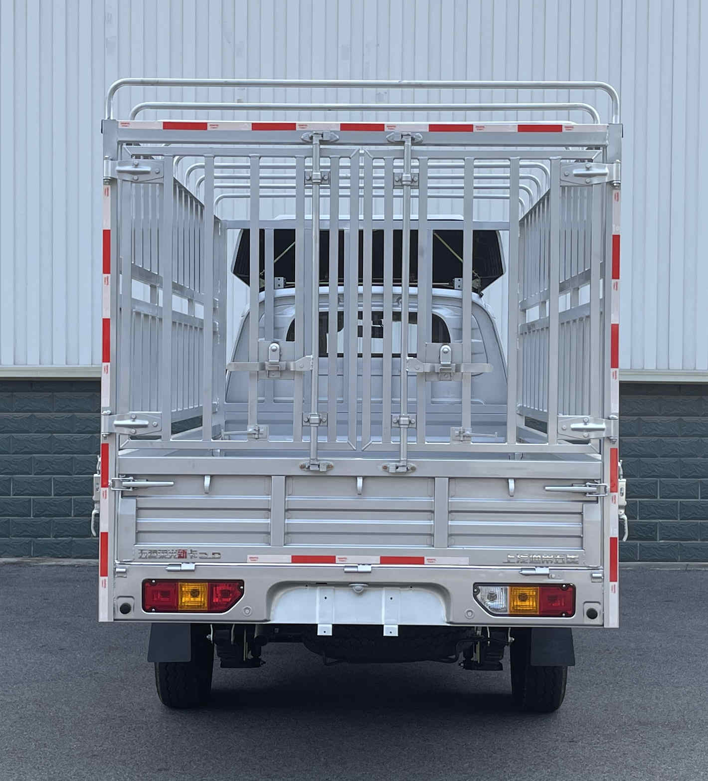 五菱牌LZW5028CCYLGHUAV倉柵式運輸車公告圖片