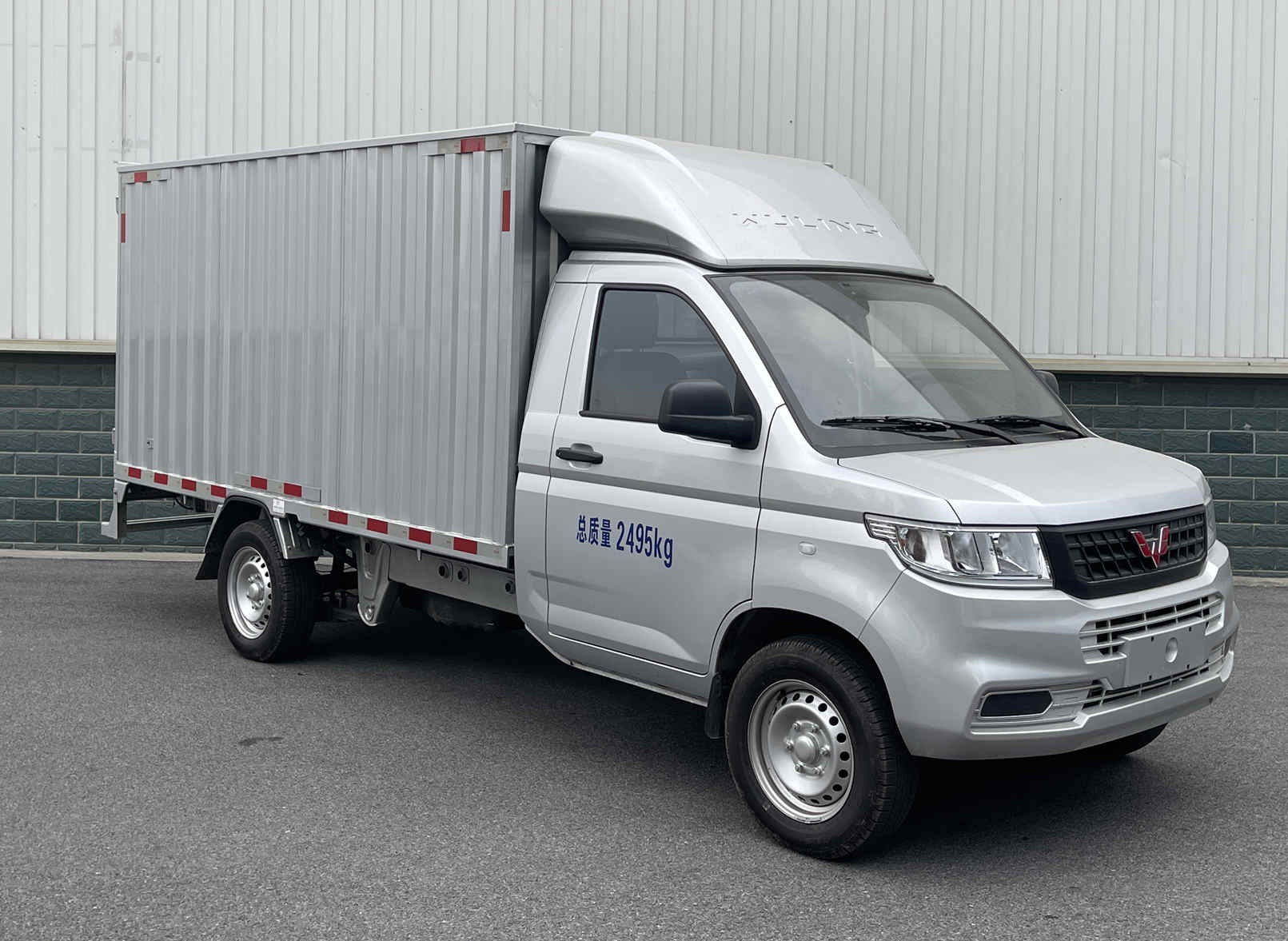 五菱牌LZW5028XXYLGHUAV廂式運(yùn)輸車