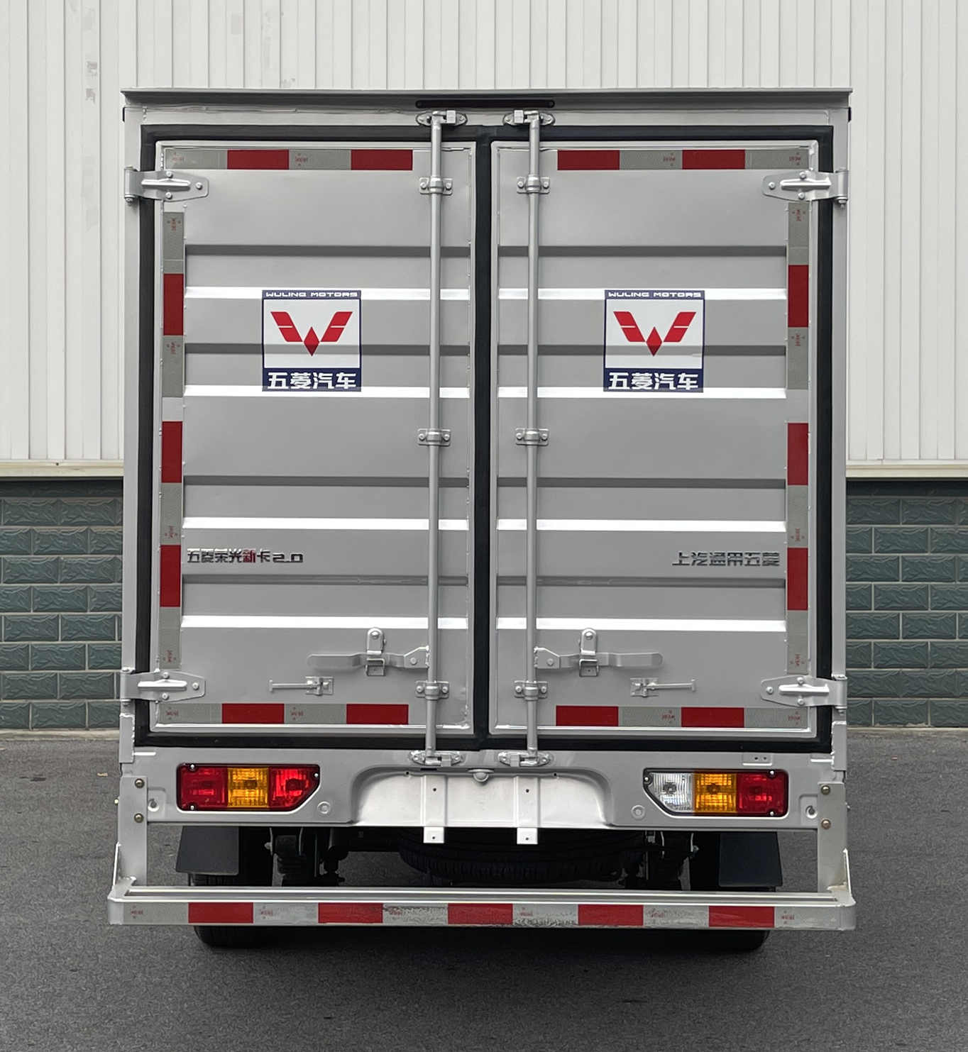 五菱牌LZW5028XXYSLGHUAV廂式運(yùn)輸車公告圖片