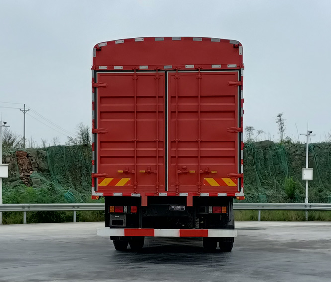 豪沃牌ZZ5184CCYN5617F11倉柵式運(yùn)輸車公告圖片