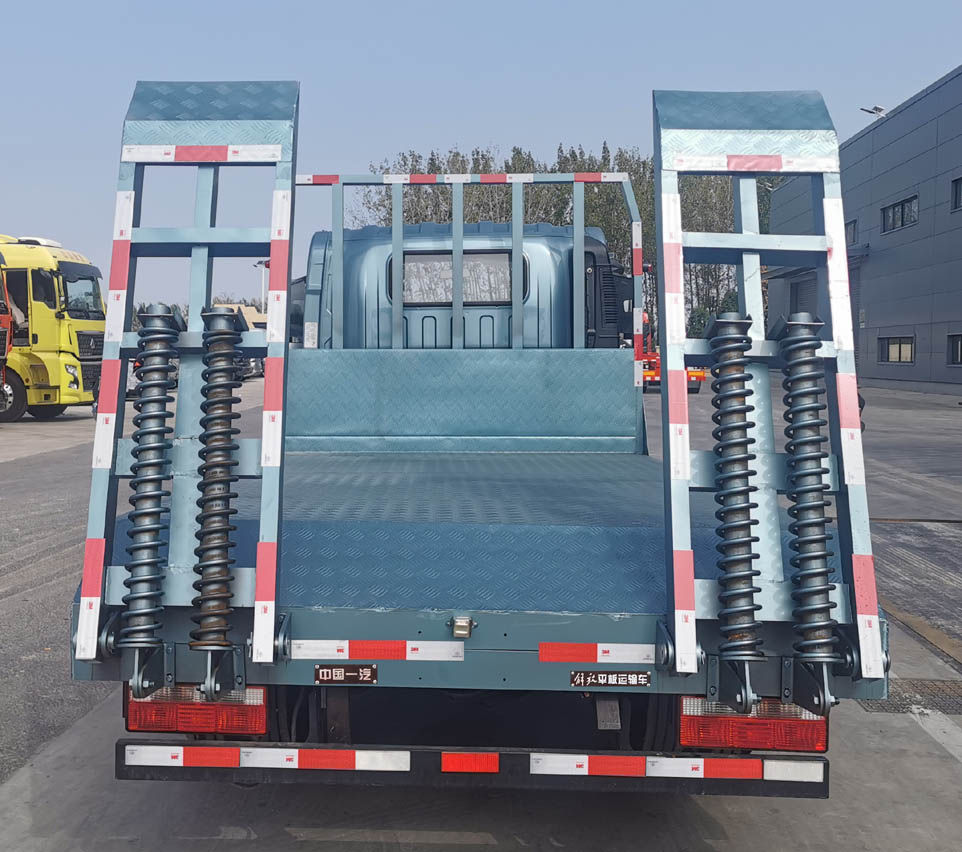 解放牌CA5040TPBP40K56L2E6A84平板運(yùn)輸車公告圖片