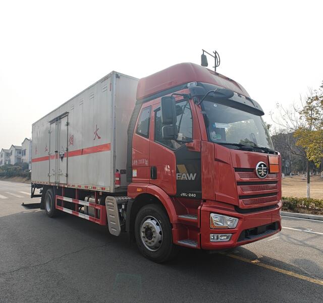 程力威牌CLW5181XFWCDP腐蝕性物品廂式運(yùn)輸車