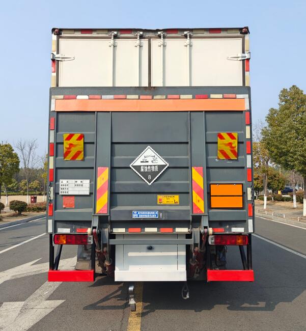程力威牌CLW5181XFWCDP腐蝕性物品廂式運(yùn)輸車公告圖片