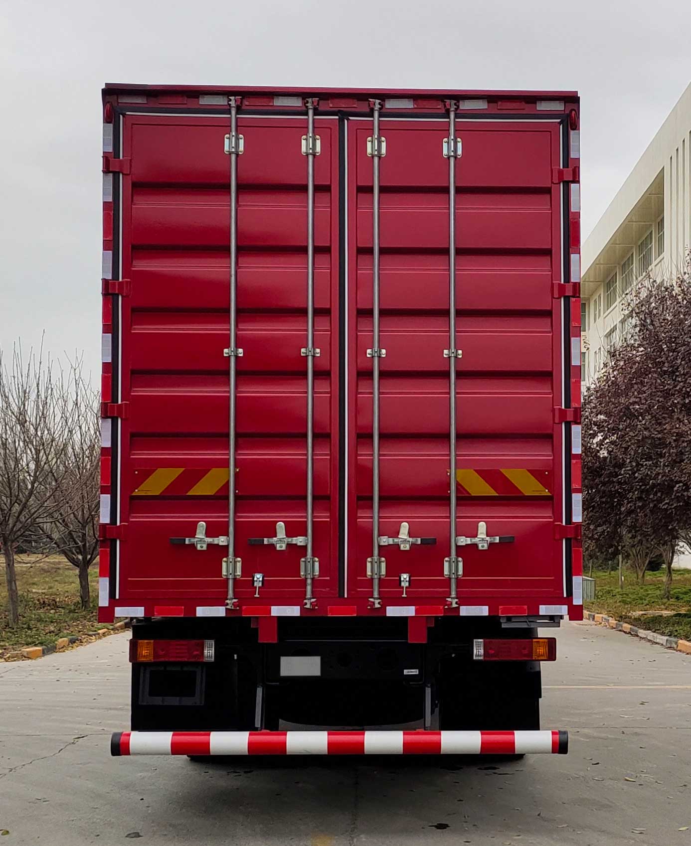 陜汽牌SX5259XXYRB569廂式運輸車公告圖片