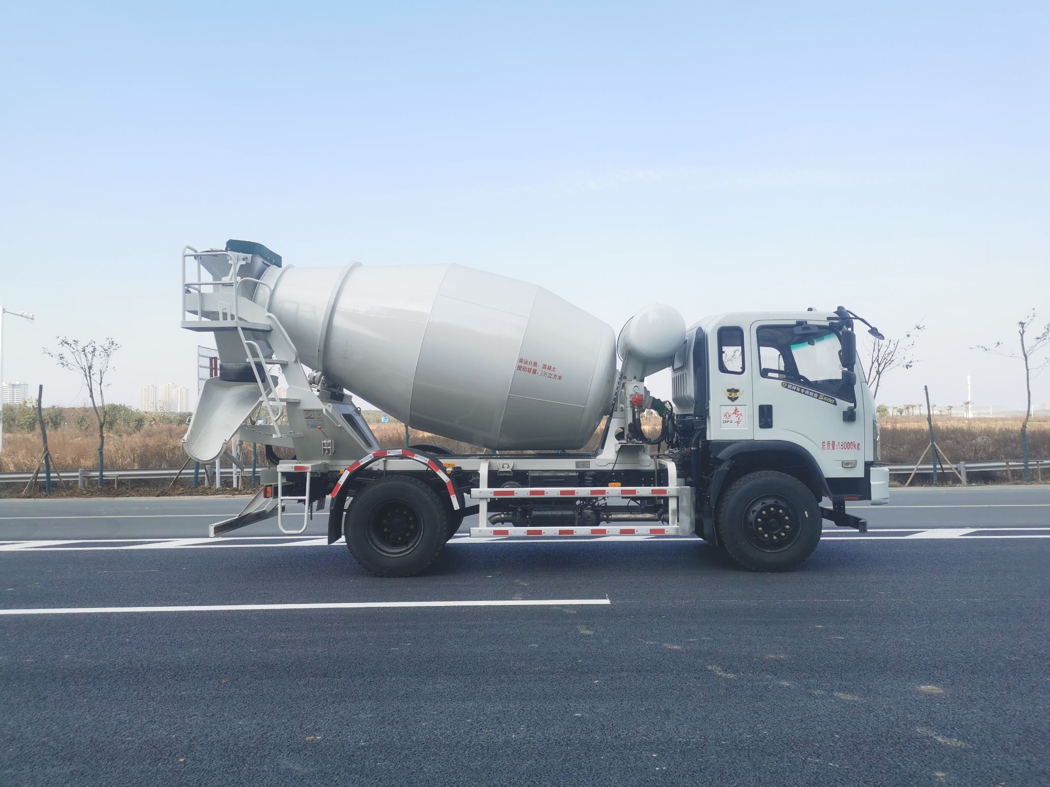 混凝土攪拌運(yùn)輸車圖片