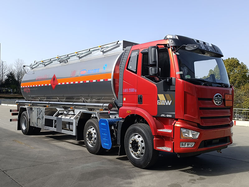 程力牌CL5261GRYCBWN易燃液體罐式運(yùn)輸車(chē)