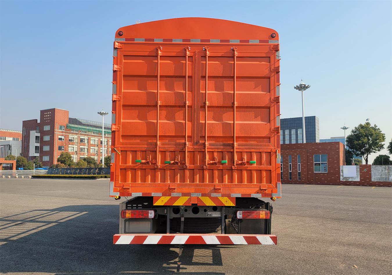 汕德卡牌ZZ5186CCYK521GF1C倉柵式運輸車公告圖片