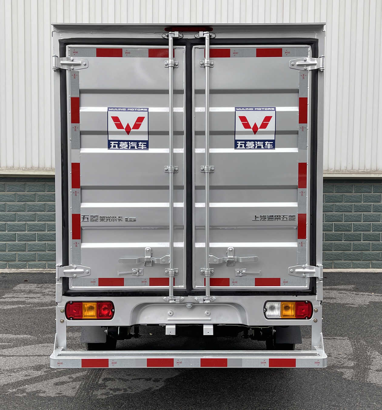 五菱牌LZW5028XXYSLEQUAZ廂式運(yùn)輸車公告圖片