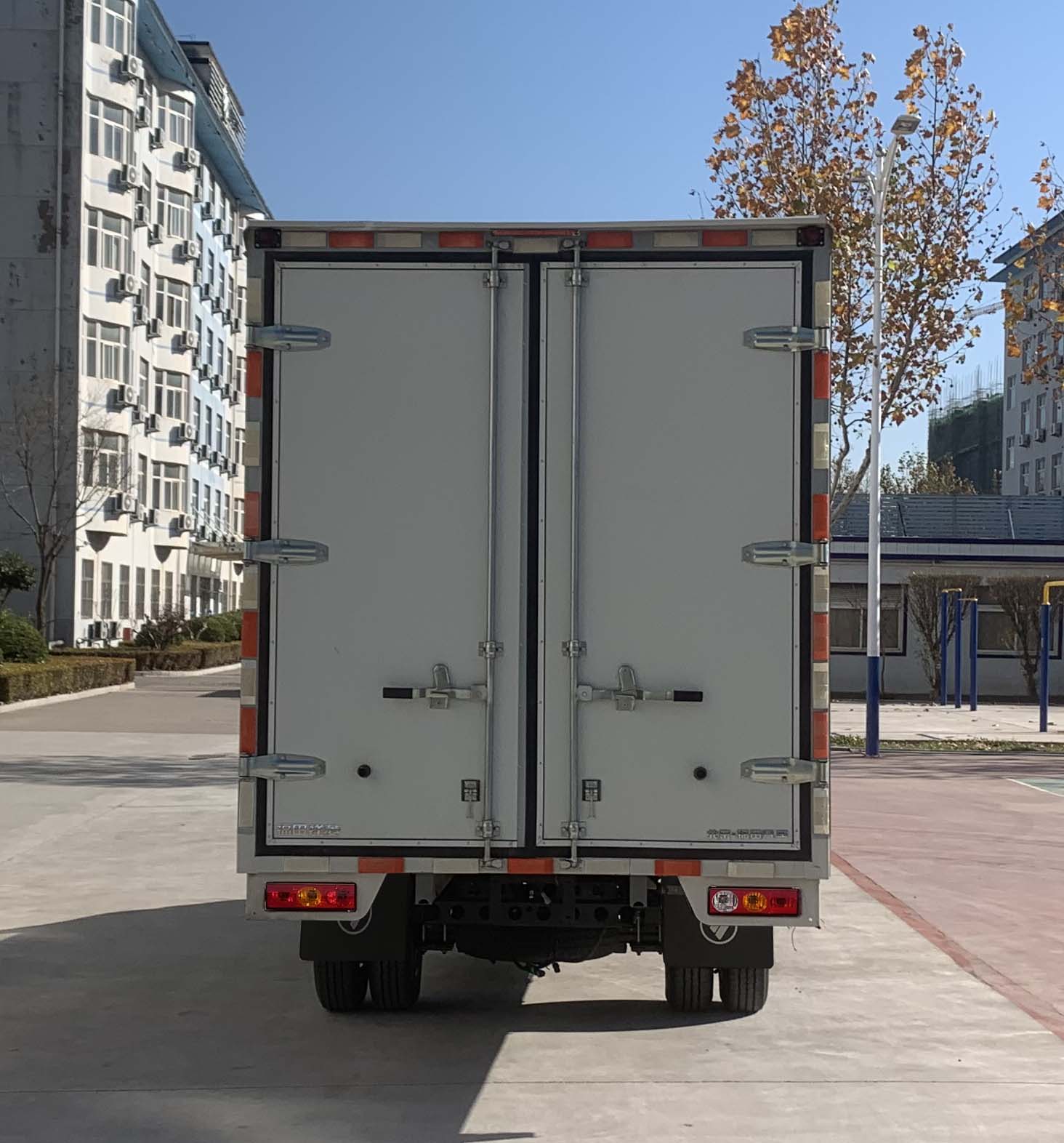 福田牌BJ5030XXY5JV7-44廂式運(yùn)輸車(chē)公告圖片