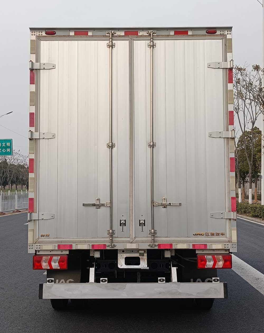 江淮牌HFC5043XXYPHEV1插電式混合動力廂式運(yùn)輸車公告圖片