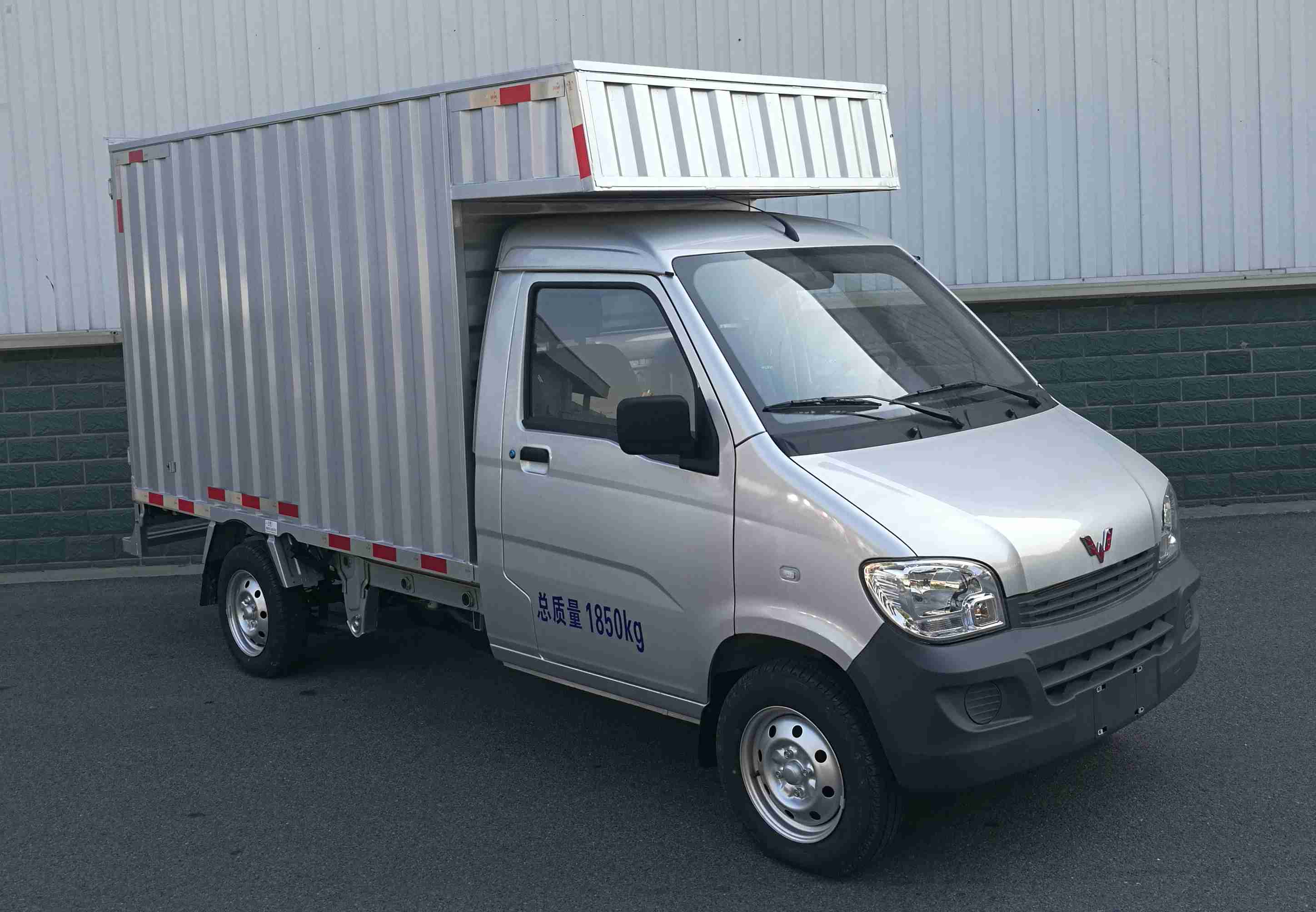 五菱牌LZW5022XXYEQUD廂式運(yùn)輸車