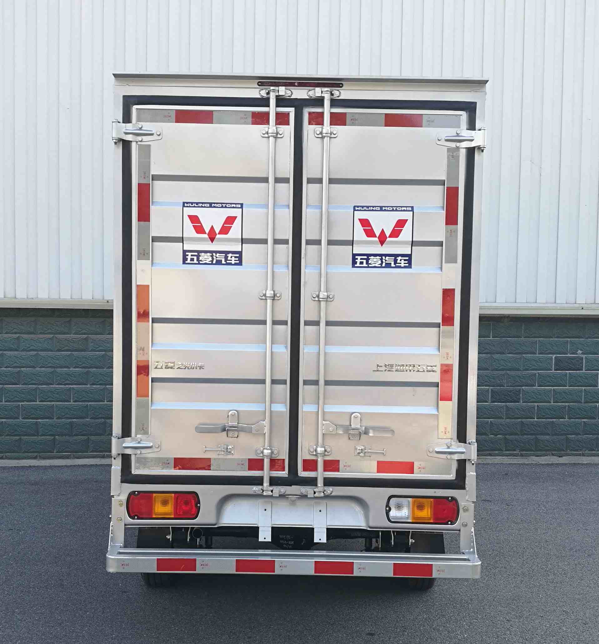 五菱牌LZW5022XXYEQUD廂式運(yùn)輸車(chē)公告圖片