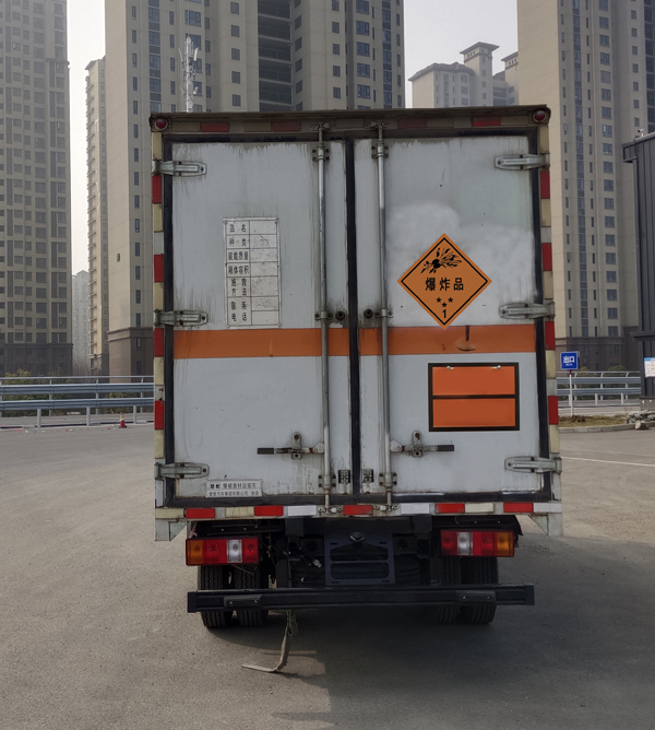 楚勝牌CSC5070XQYJW6爆破器材運(yùn)輸車公告圖片