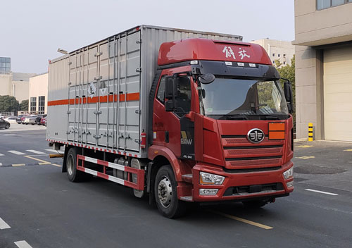 QYY5188XZWCA6型雜項(xiàng)危險(xiǎn)物品廂式運(yùn)輸車圖片