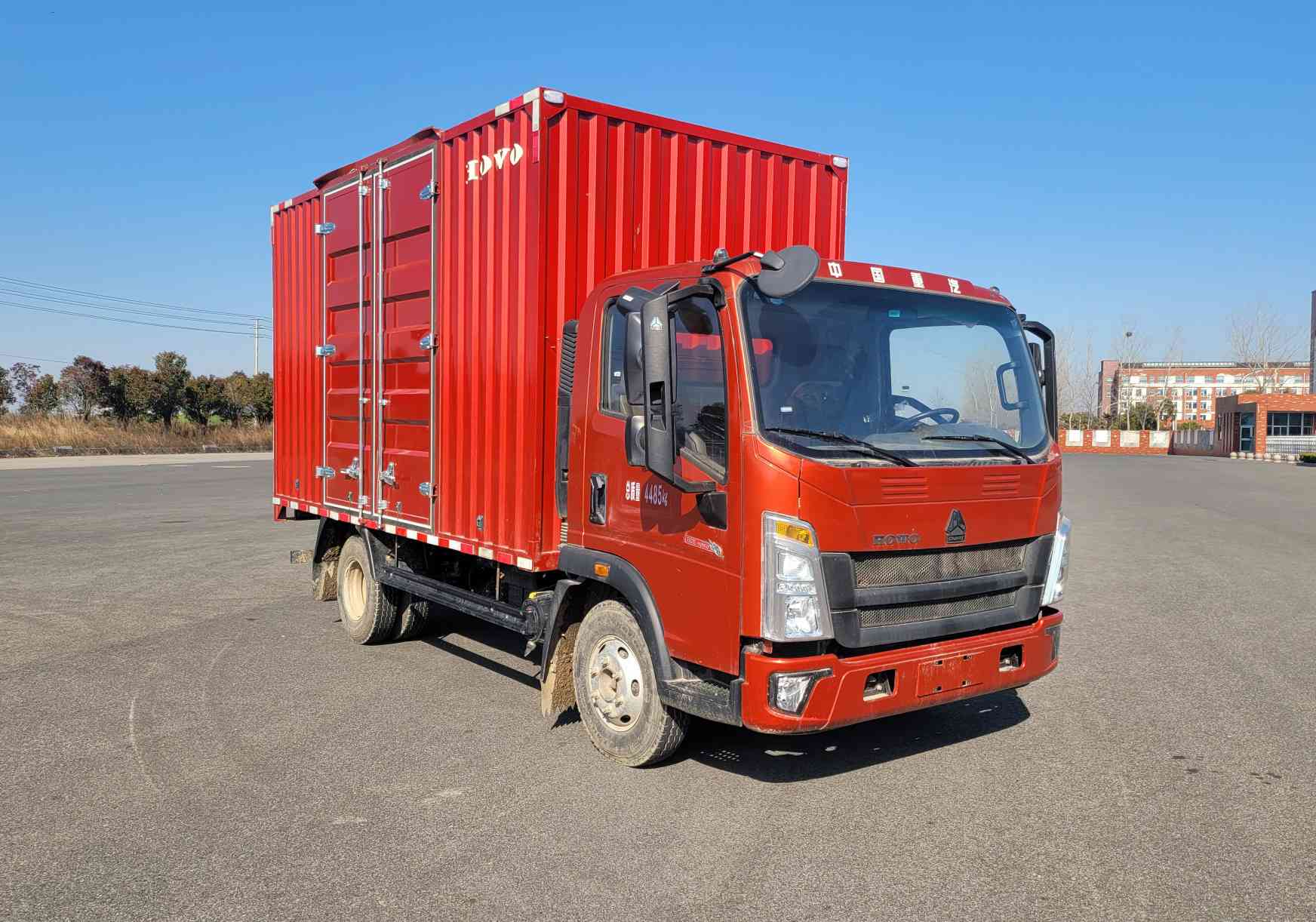 豪沃牌ZZ5047XXYC3215F145廂式運輸車公告圖片