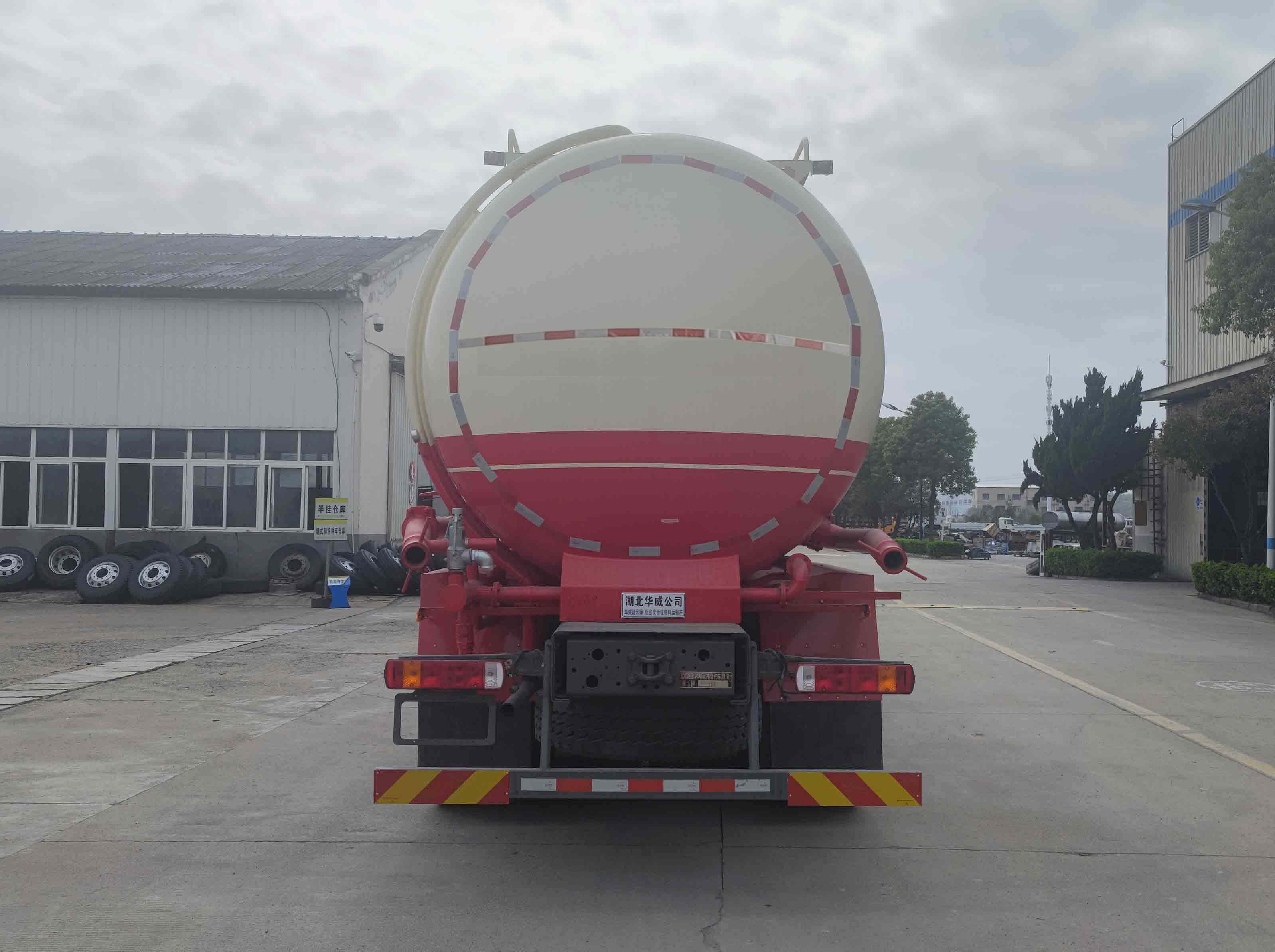 華威馳樂(lè)牌SGZ5312GFLZZ6T5低密度粉粒物料運(yùn)輸車(chē)公告圖片