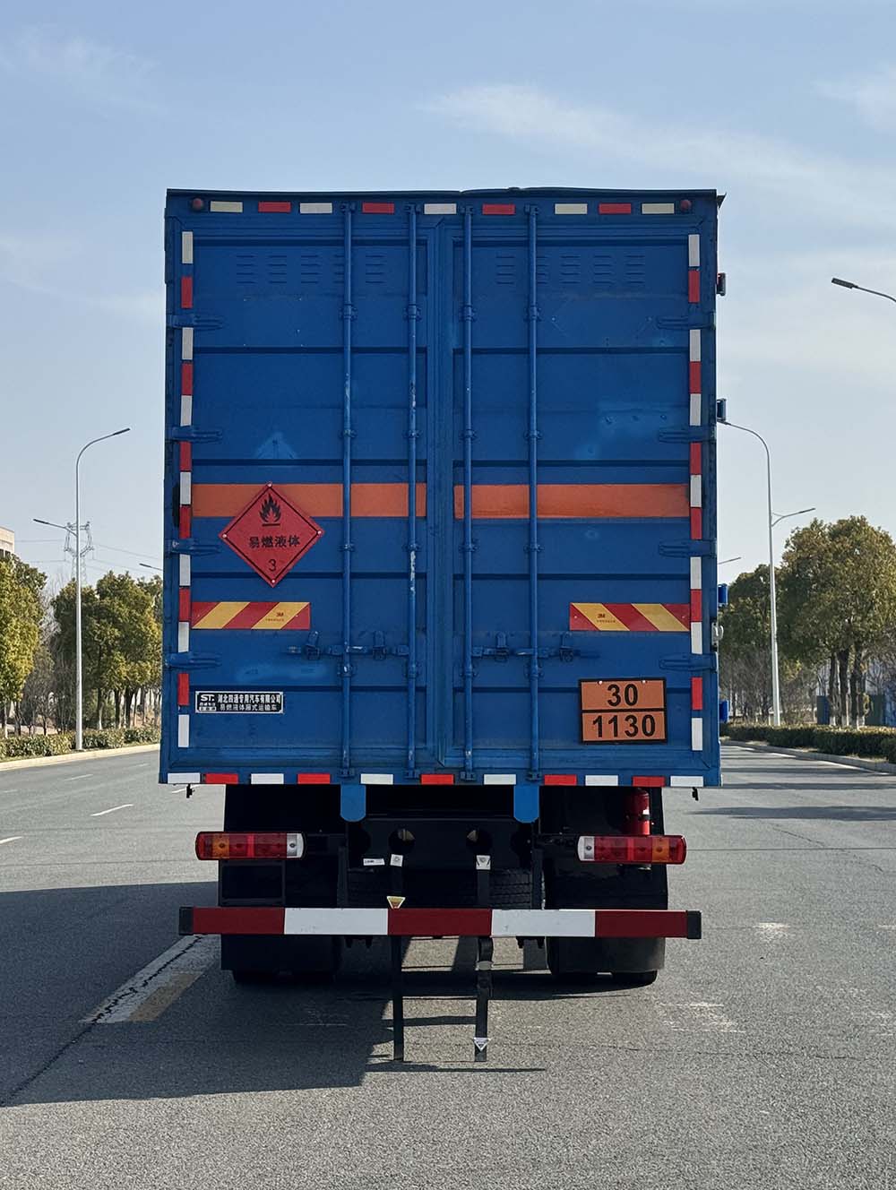豐霸牌STD5261XRYCA6易燃液體廂式運(yùn)輸車公告圖片