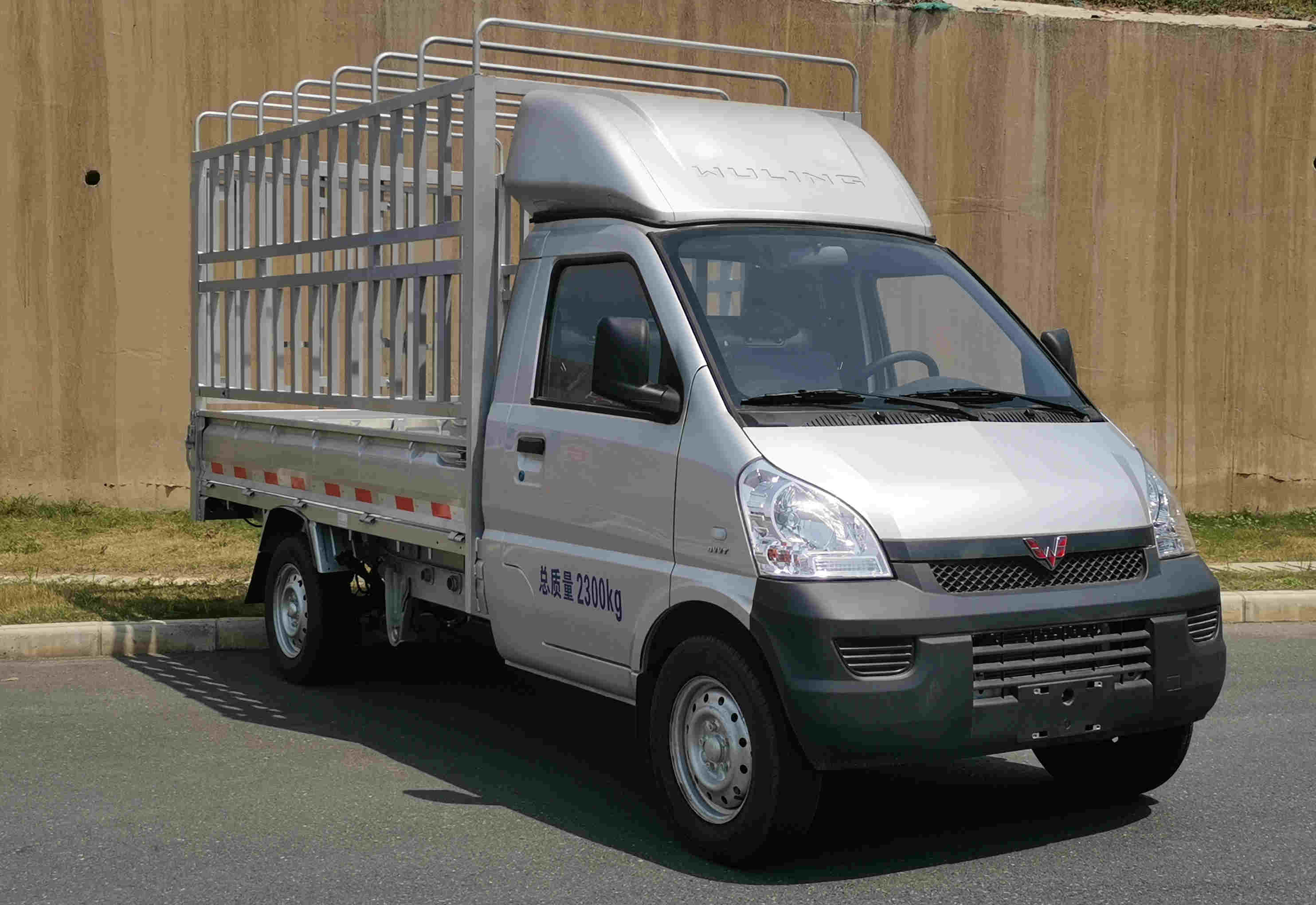 五菱牌LZW5028CCYLEQUAB倉柵式運(yùn)輸車公告圖片