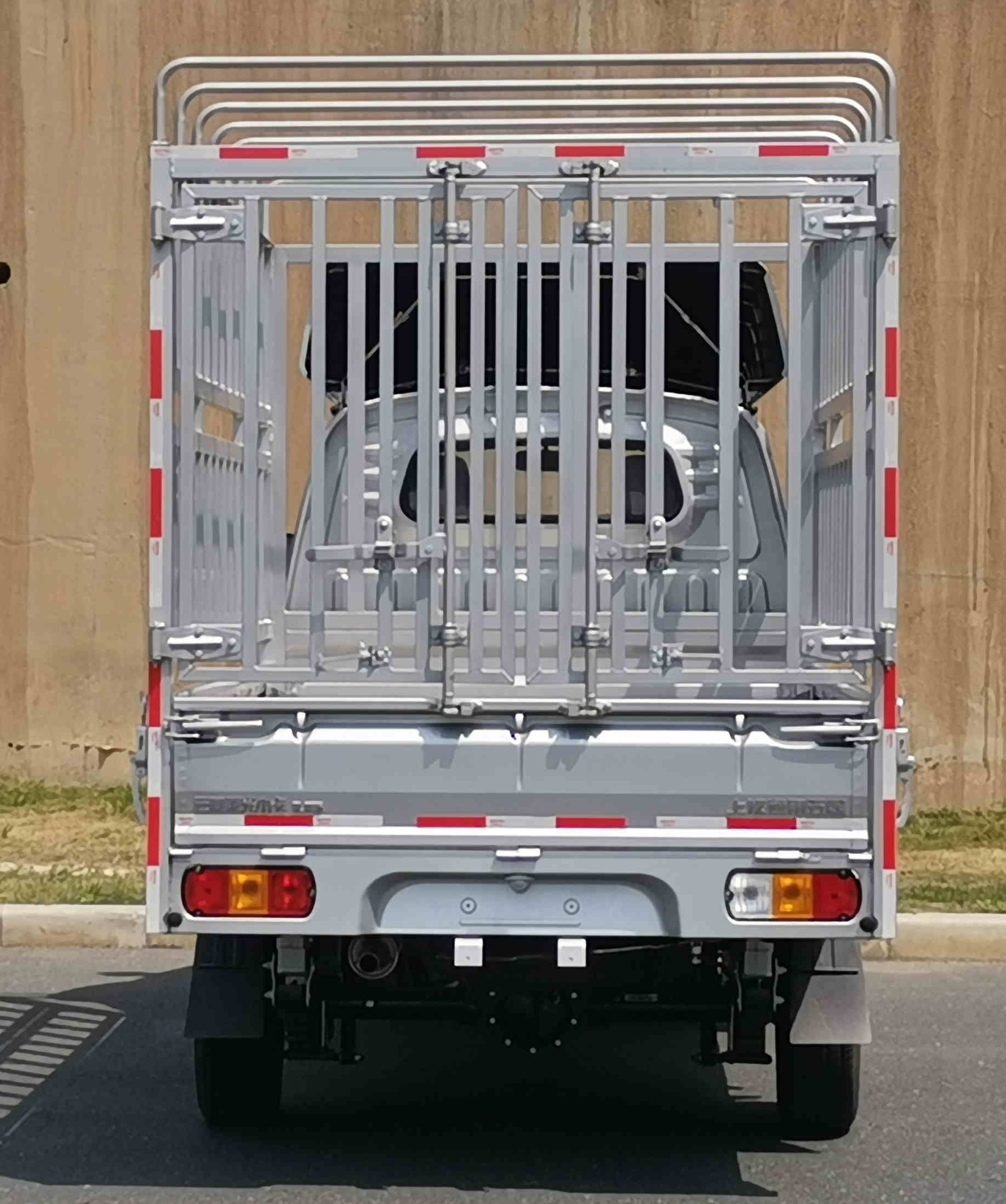 五菱牌LZW5028CCYLEQUAB倉柵式運(yùn)輸車公告圖片