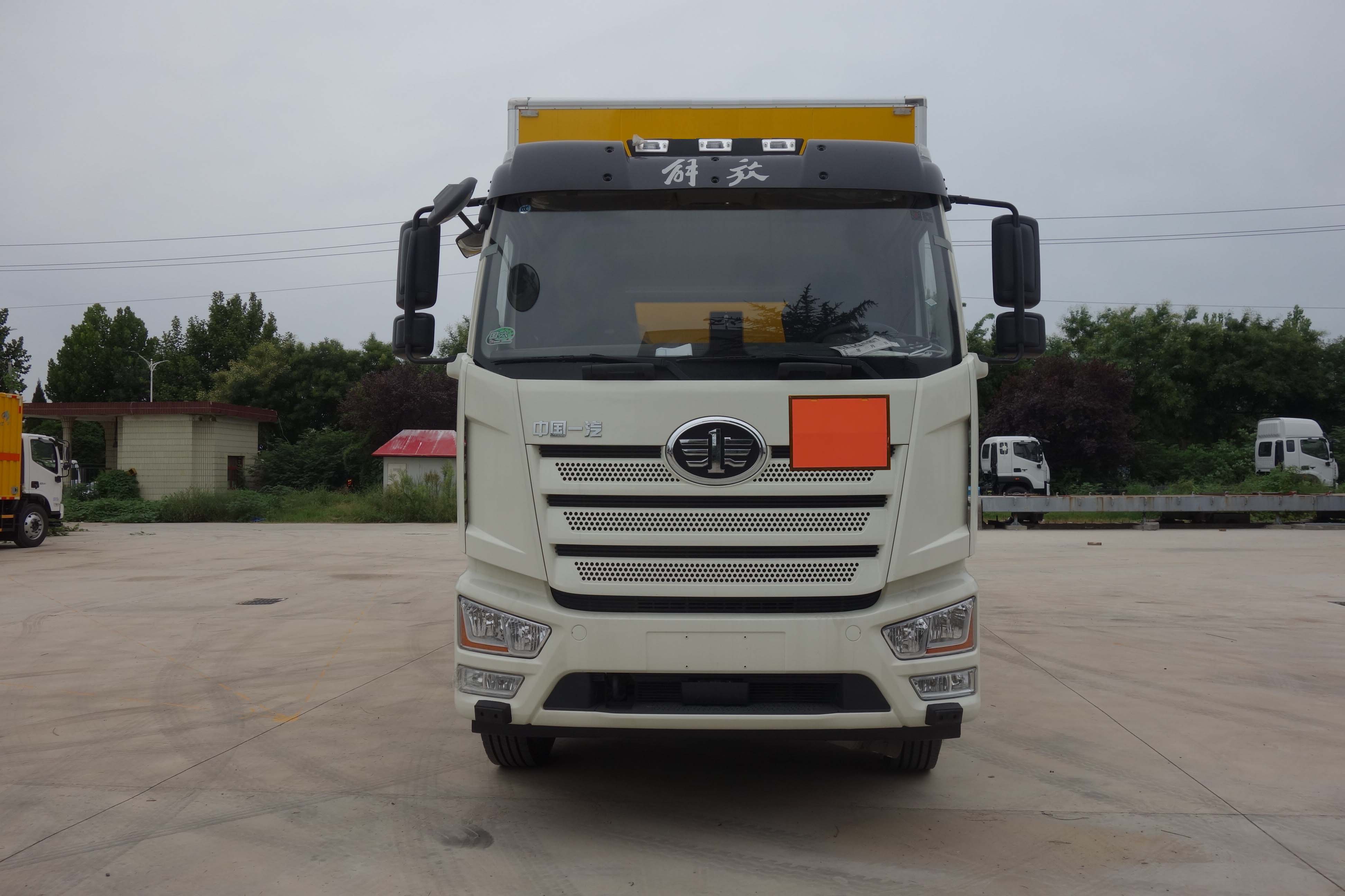 紅宇牌HYJ5230XQY-CA爆破器材運(yùn)輸車(chē)公告圖片