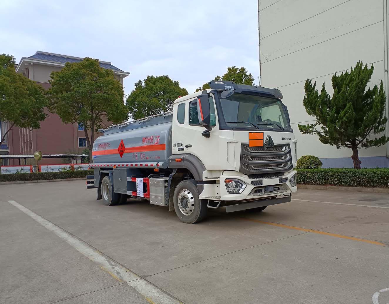 華威馳樂(lè)牌SGZ5180GRYZZ6N易燃液體罐式運(yùn)輸車(chē)