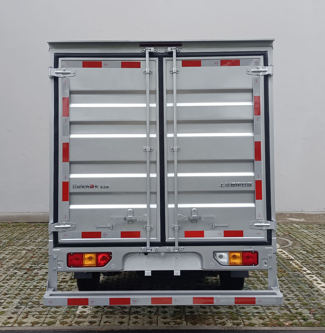 五菱牌LZW5028XXYLEQUAV廂式運(yùn)輸車公告圖片