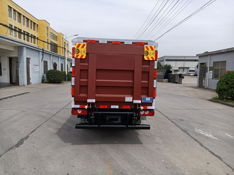 三聯(lián)牌YSY5041XTYBEV純電動密閉式桶裝垃圾車公告圖片