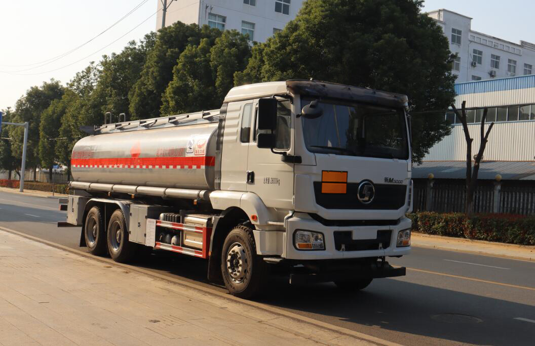 中汽力威牌HLW5262GRYS6易燃液體罐式運(yùn)輸車公告圖片