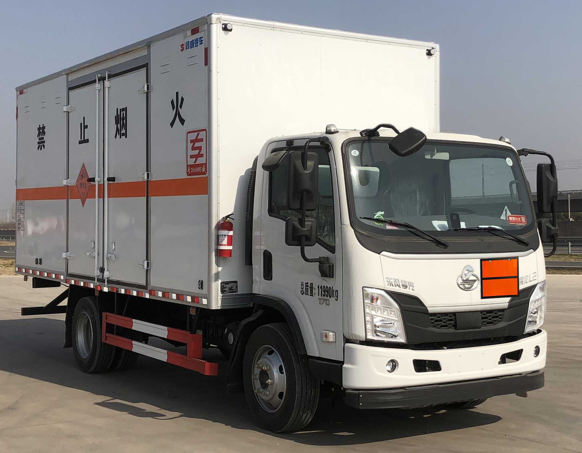 專威牌HTW5120XQYLZ6爆破器材運(yùn)輸車