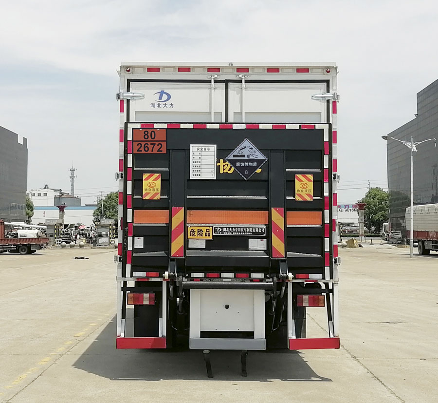 大力牌DLQ5185XFWZZ6腐蝕性物品廂式運(yùn)輸車公告圖片