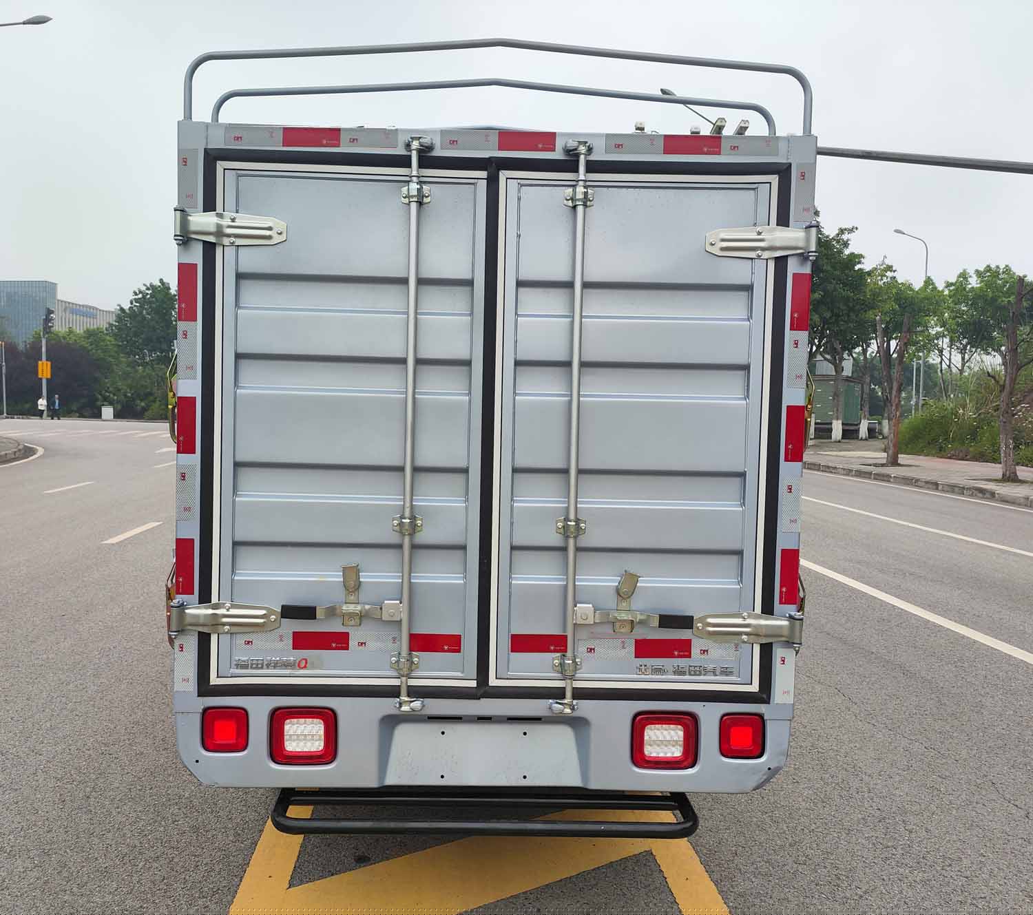 福田牌BJ5030CCY3AV6-74倉(cāng)柵式運(yùn)輸車(chē)公告圖片