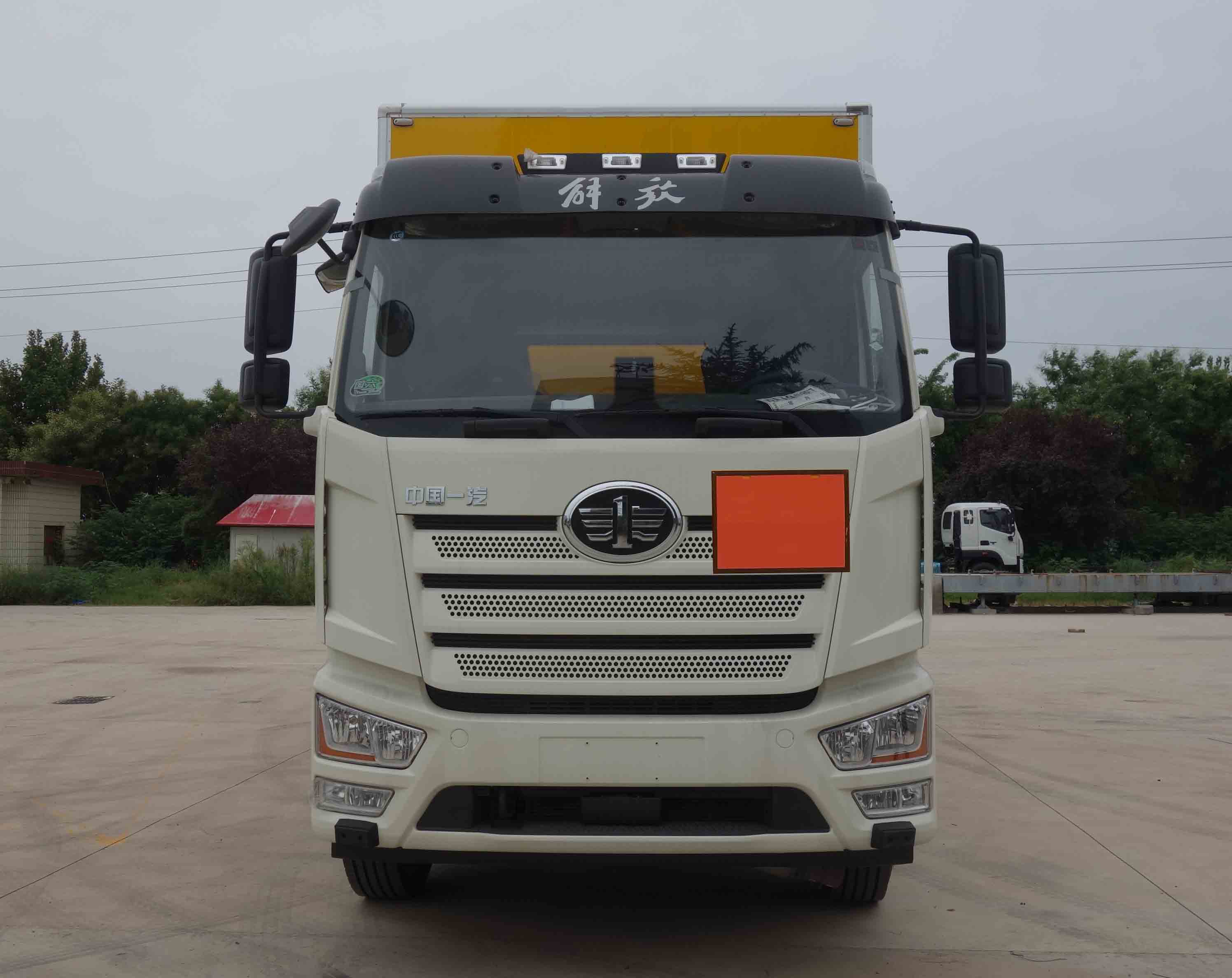 紅宇牌HYJ5320XRQ-CA易燃?xì)怏w廂式運(yùn)輸車公告圖片