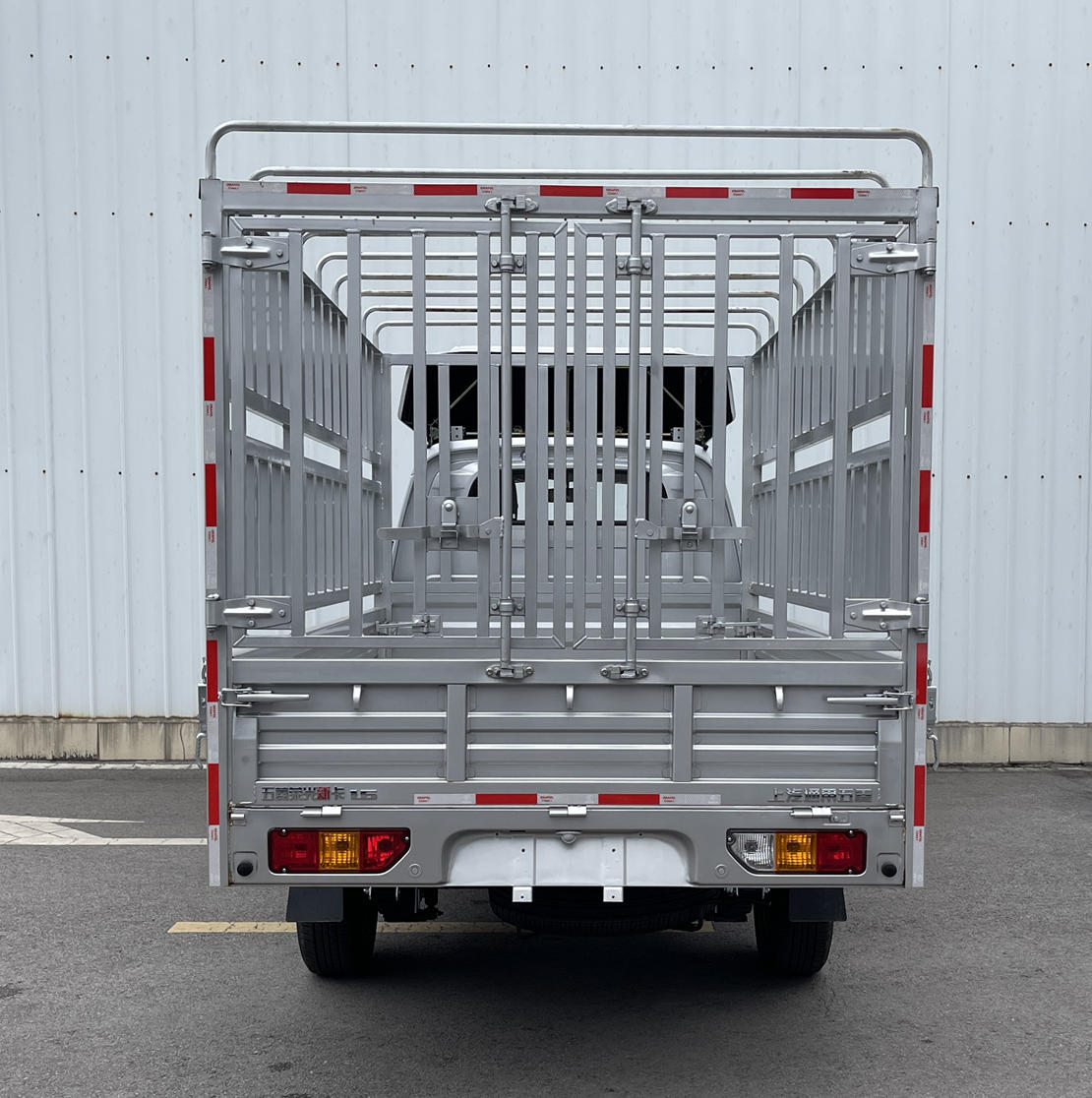 五菱牌LZW5028CCYLEQUAV倉(cāng)柵式運(yùn)輸車公告圖片