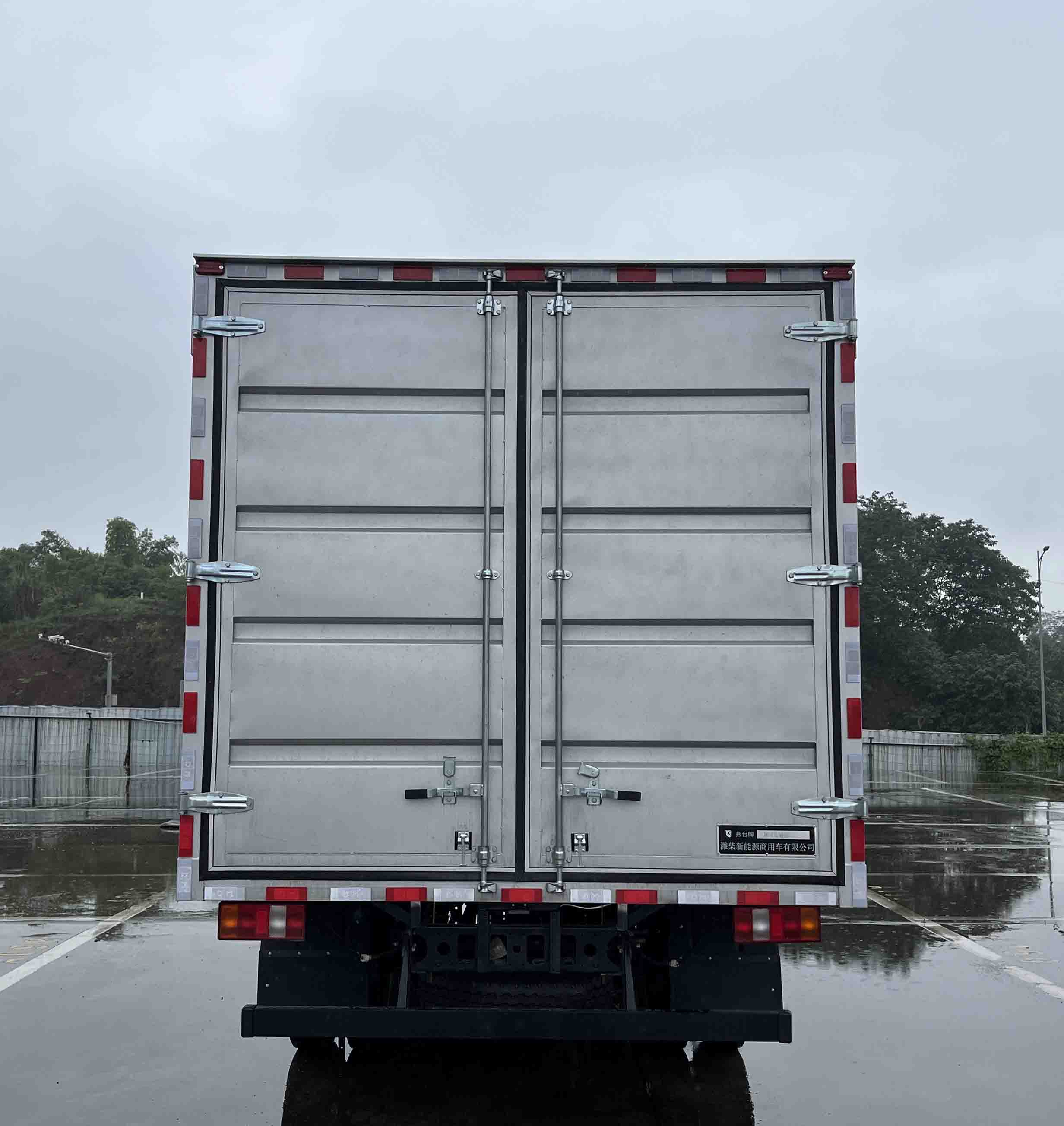 燕臺(tái)牌YTQ5091XXYKJ335廂式運(yùn)輸車公告圖片