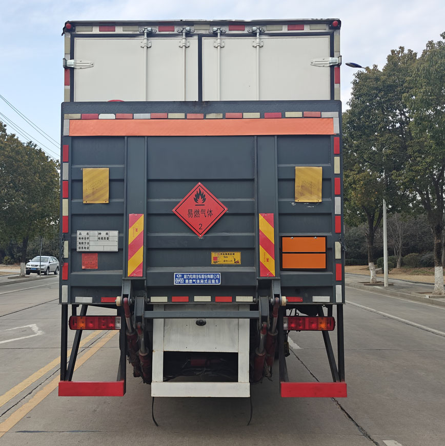 程力威牌CLW5261XRQCDP易燃?xì)怏w廂式運(yùn)輸車公告圖片