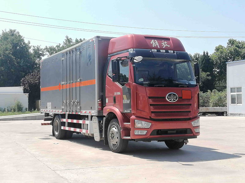 紅宇牌HYJ5180XQY-CA3爆破器材運(yùn)輸車公告圖片