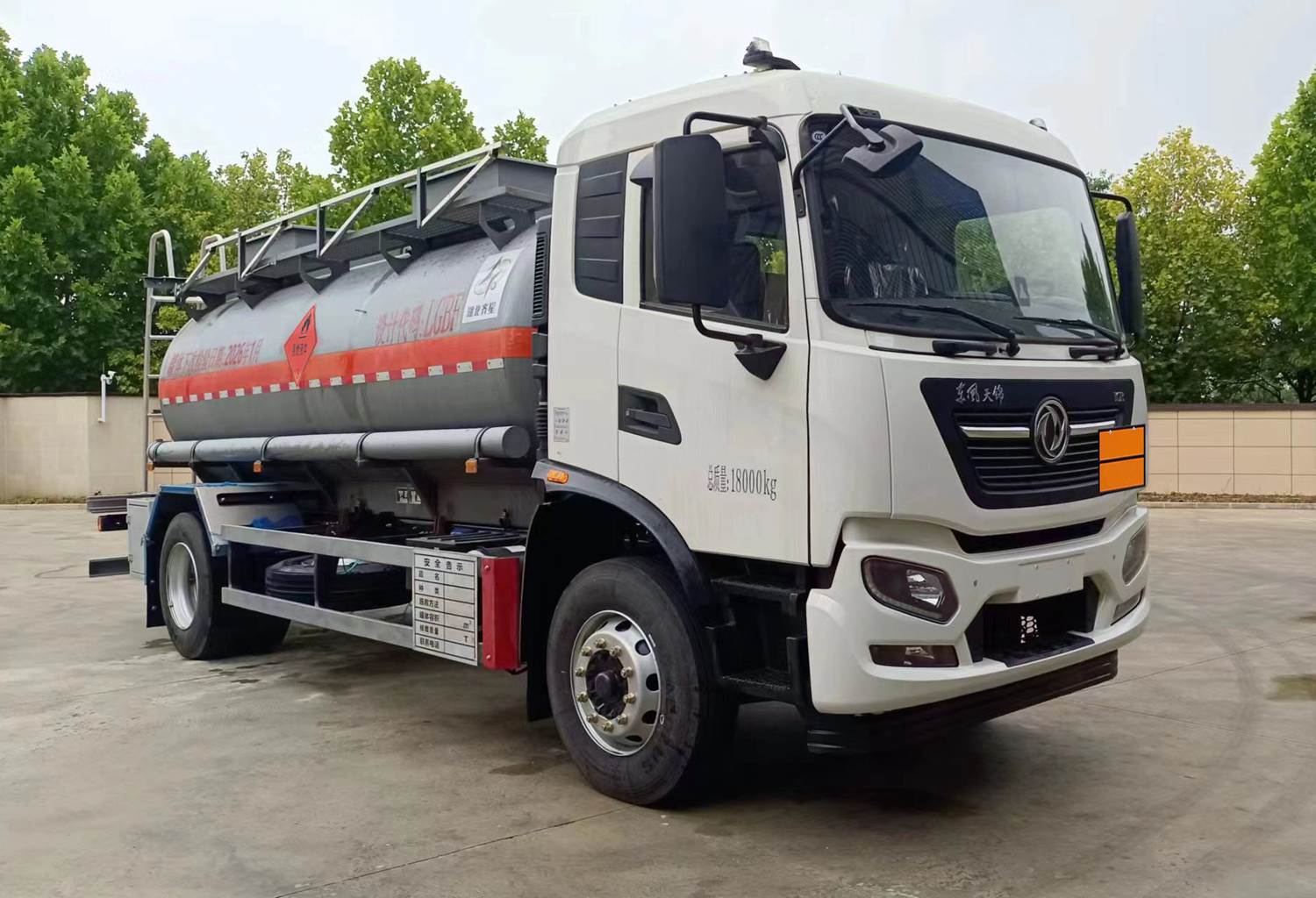 齊星牌QXC5180GRYD6易燃液體罐式運(yùn)輸車(chē)