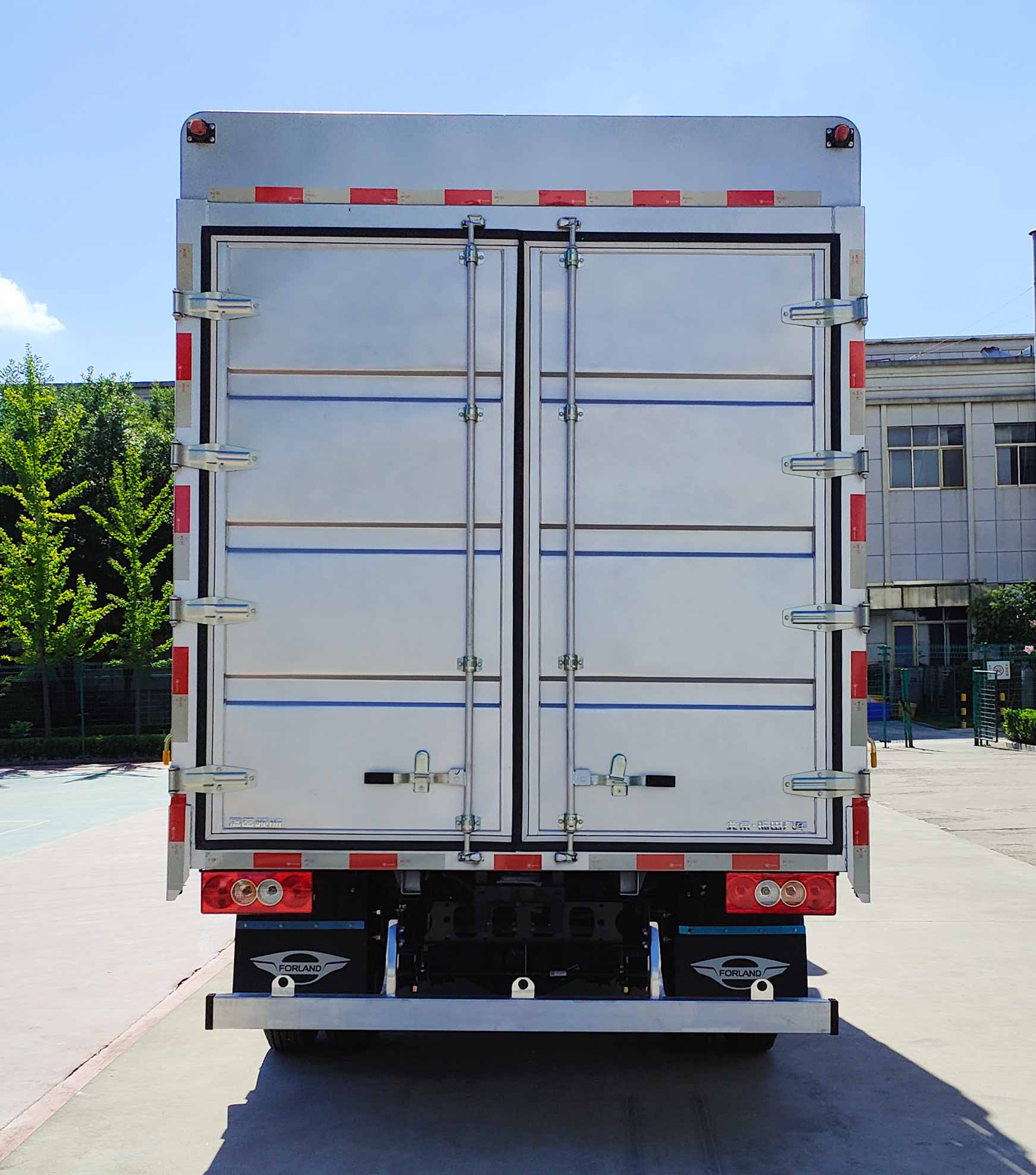 福田牌BJ5044CCY9JBA-51倉(cāng)柵式運(yùn)輸車(chē)公告圖片