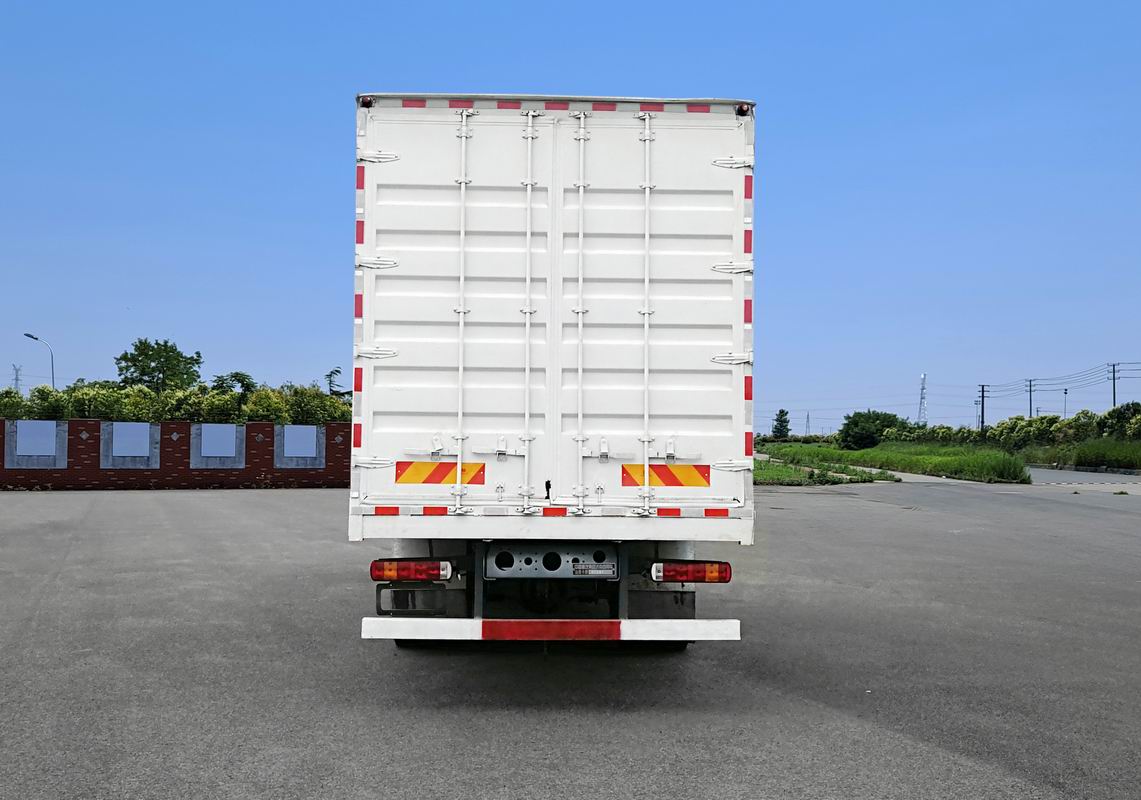 汕德卡牌ZZ5186XXYN501GF1廂式運輸車公告圖片